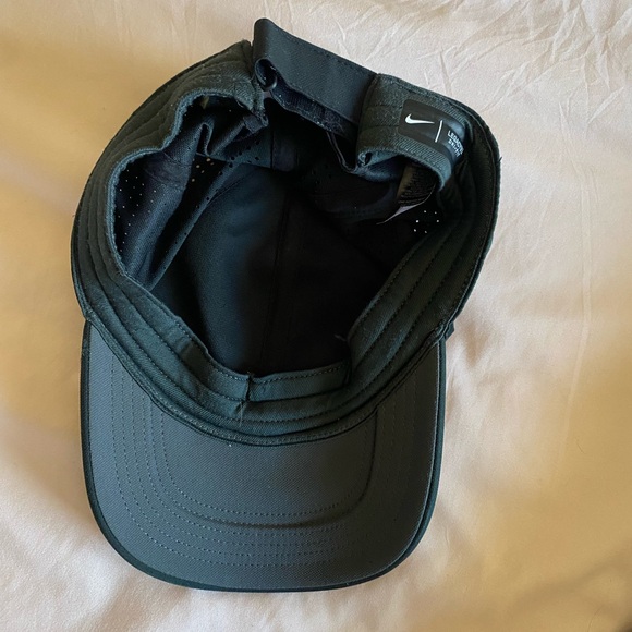 Nike Women’s athletic Hat - Picture 2 of 4